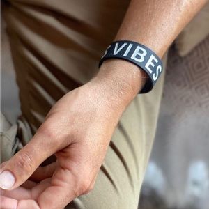 NEW Vibes on Vibes black white Silicon Wristband